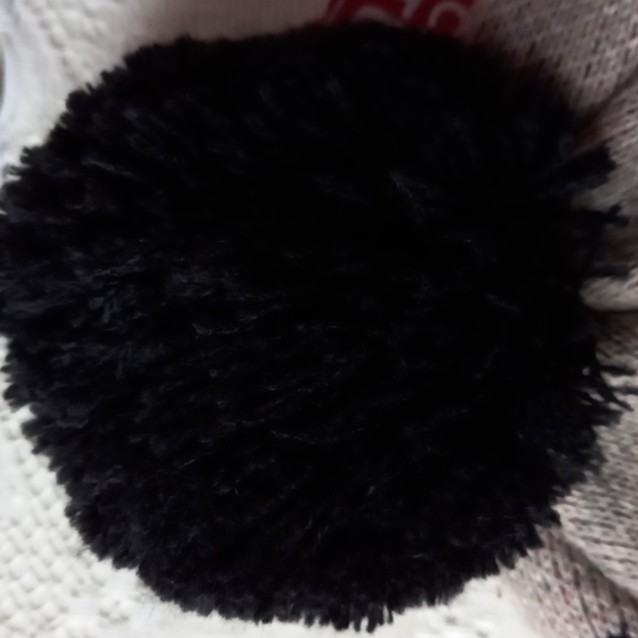 Canadian winter hat - Picture 3 of 3